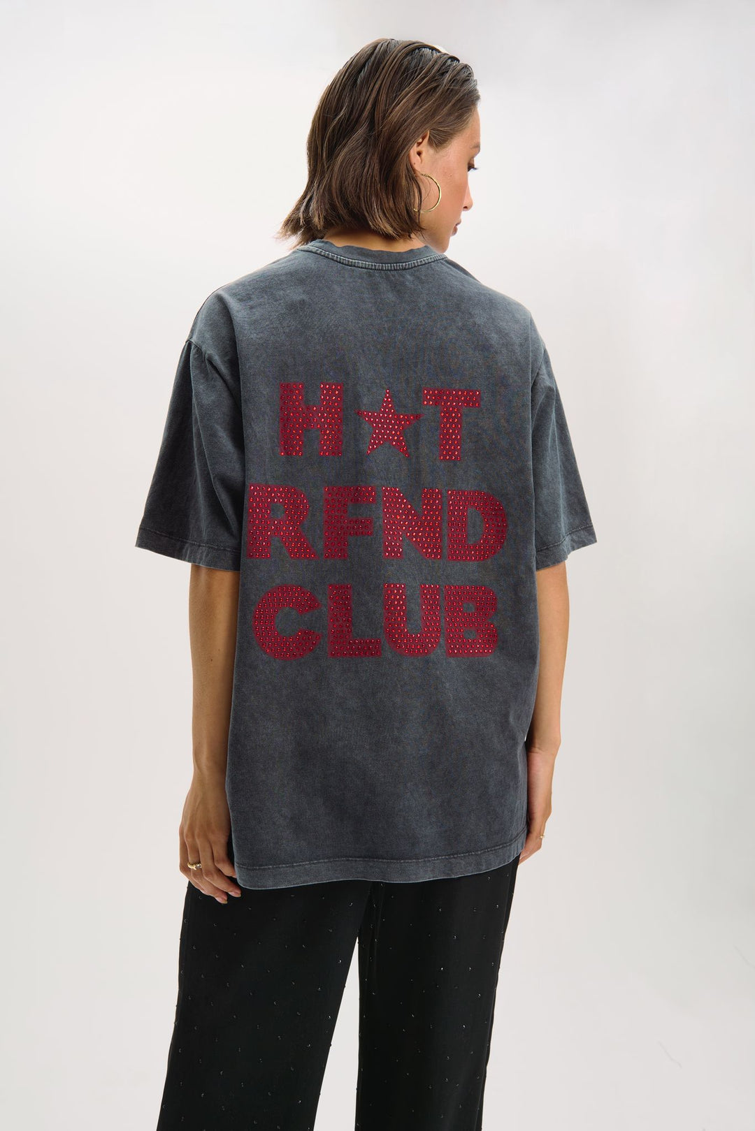 Grijs t-shirt met de bordeaux rode tekst hot rfnd club in strass steentjes op de rug.