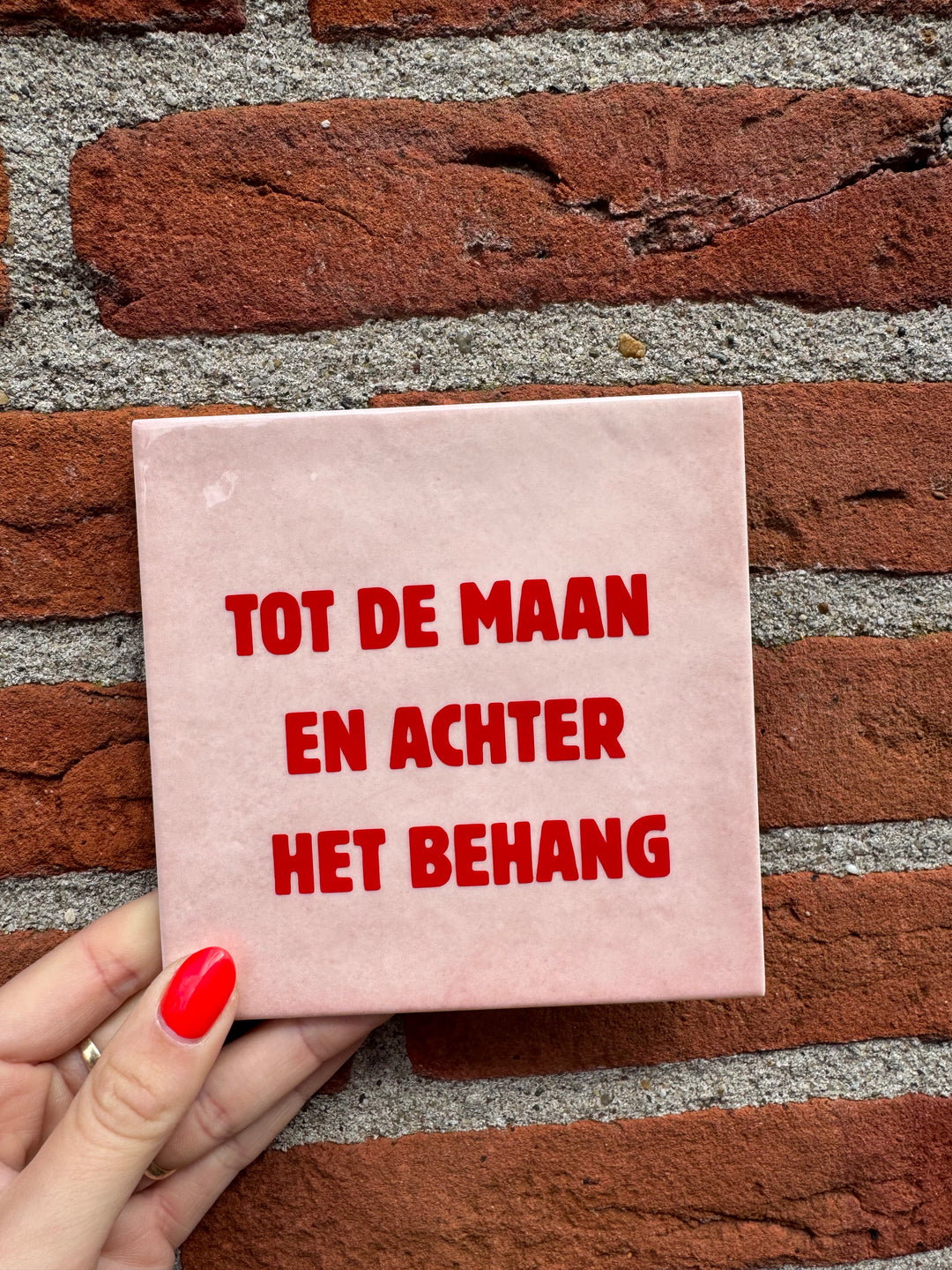 Tegeltje - Tot de maan en achter het behang