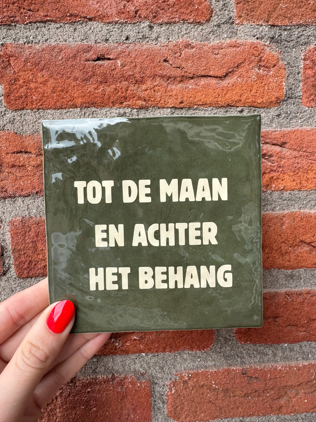 Tegeltje - Tot de maan en achter het behang