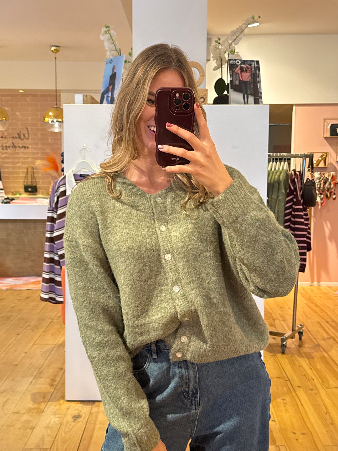 Zacht vest in de kleur groen, mosgroen, army groen. met knopen